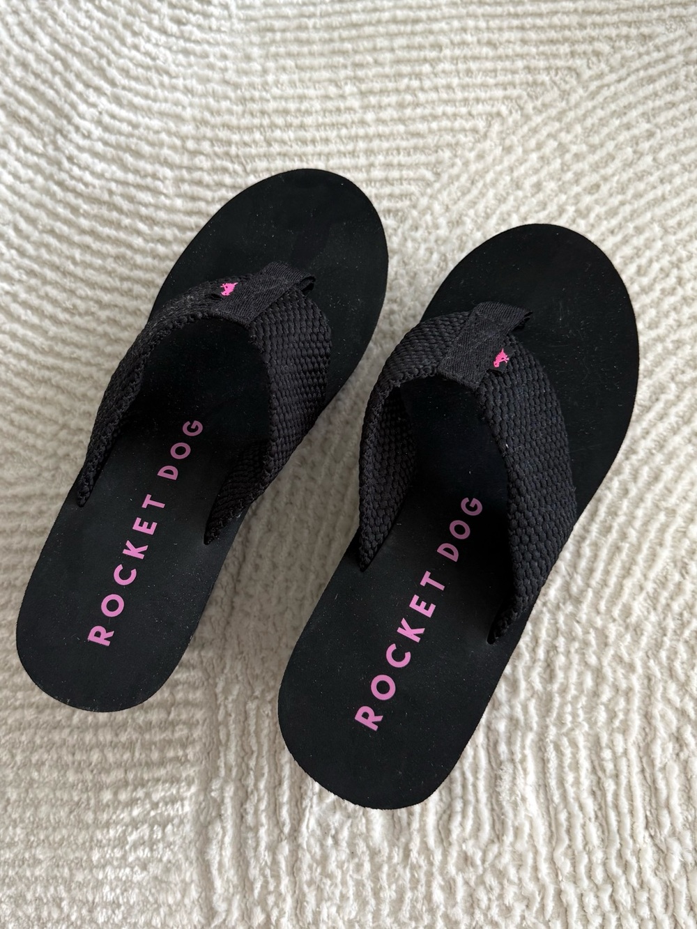 Rocket Dog Black Sandal Wedge Flip Flops with Pink Logo
